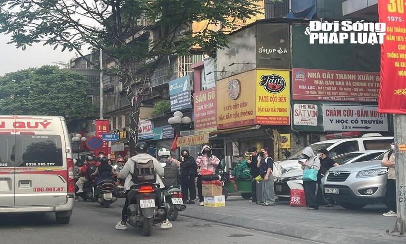 Nhiều người phải xếp hàng dài ở các điểm chờ xe khách.