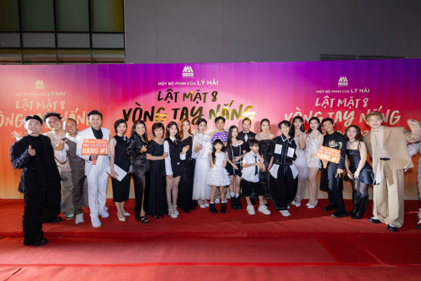 Khán giả xúc động tại công chiếu “Lật mặt 8”: Nắng gắt ngoài kia, nhưng phim thì dịu dàng - 2