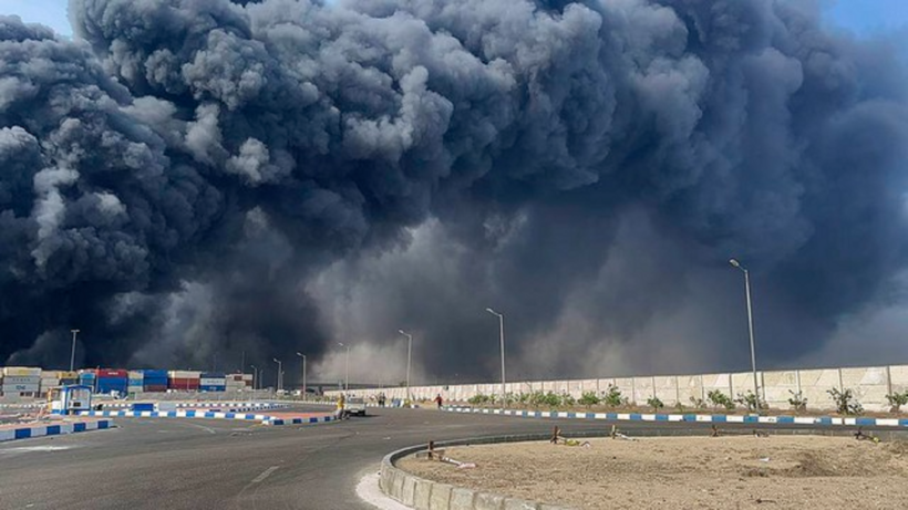 Hiện trường vụ nổ lớn tại cảng Shahid Rajaee ở TP Bandar Abbas (Iran). Ảnh: ISNA