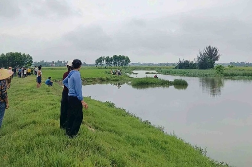 Người dân địa phương phát hiện bà Trần Thị H tử vong dưới sông. Ảnh: Báo Lao động.