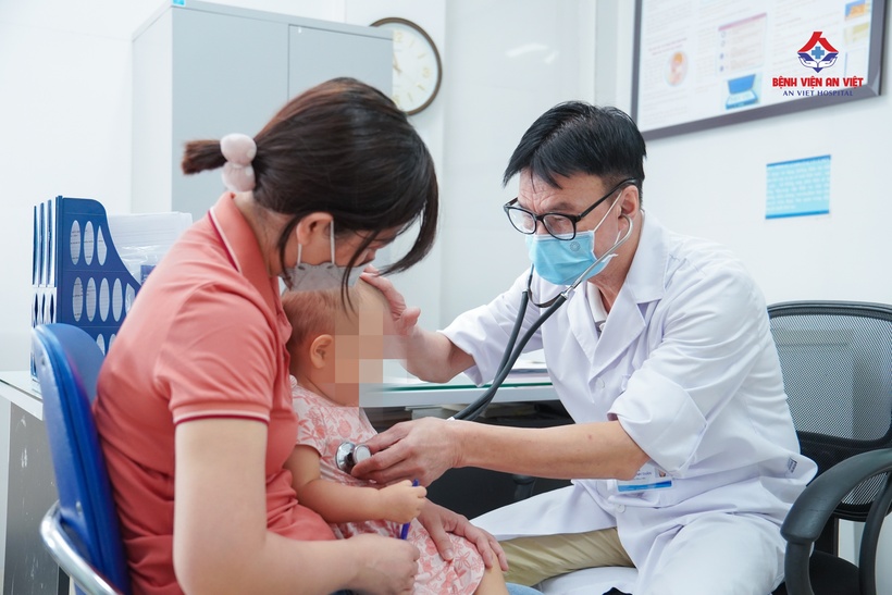 Bác sĩ Phạm Mạnh Thân khám cho bệnh nhi