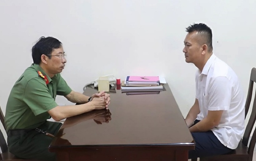 Nghi can Hòa (góc phải) làm việc với cảnh sát. Ảnh: VnExpress