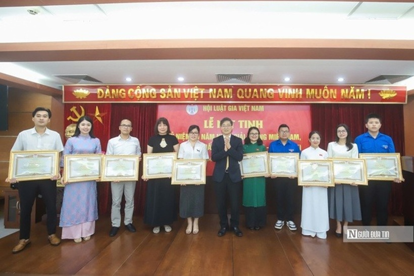 Chủ tịch Hội Luật gia Việt Nam đã trao tặng Bằng khen của Chủ tịch Hội cho các tập thể và cá nhân.
