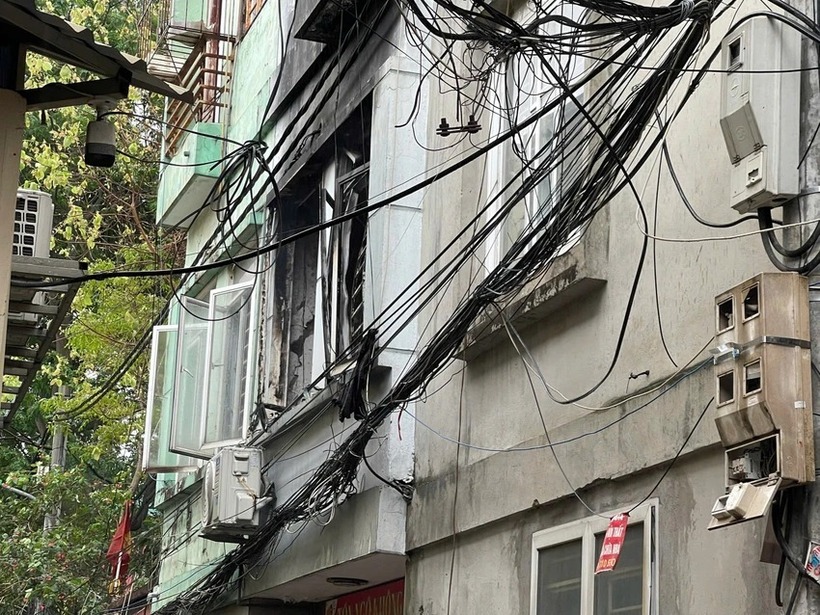 Khung cửa sổ biến dạng sau vụ hỏa hoạn. (Ảnh: Pháp luật TP.HCM)