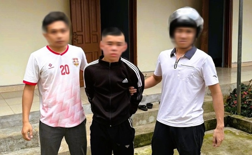Nghi phạm L.K.D. sát hại mẹ ruột bị lực lượng công an bắt giữ khi đang bỏ trốn. (Ảnh: NLĐ)