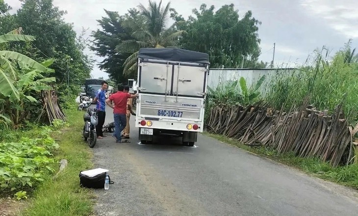 Hiện trường xe tải của tài xế T. cán cháu Tr. - con gái ông P. thiệt mạng. (Ảnh: Tuổi trẻ)