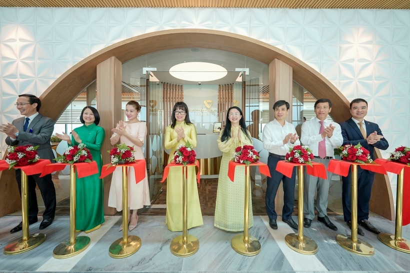 Bà Đoàn Hồng Nhung - Thành viên Ban Điều hành, Giám đốc Khối bán lẻ Vietcombank (thứ 5 từ phải sang) cùng đại diện lãnh đạo Tập đoàn Taseco, Taseco Sài Gòn và đại biểu khách mời cắt băng khánh thành phòng chờ Vietcombank Priority tại Nhà ga T3, Sân bay quốc tế Tân Sơn Nhất, Thành phố Hồ Chí Minh sáng ngày 30/04/2025
