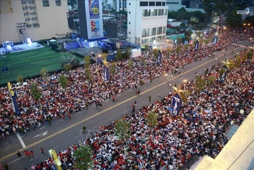 Hàng ngàn người dân tập trung trên trục đường Lê Lợi, Quận 1 để theo dõi Lễ kỷ niệm. Ảnh: Mạnh Linh/TTXVN