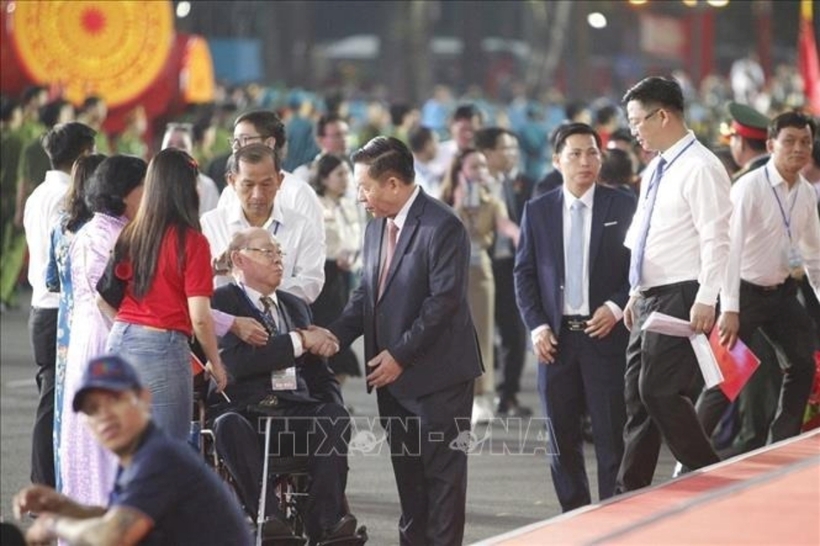 Các đại biểu tham dự buổi lễ lần lượt đến khu vực khán đài trên đường Lê Duẩn, Quận 1. Ảnh: TTXVN