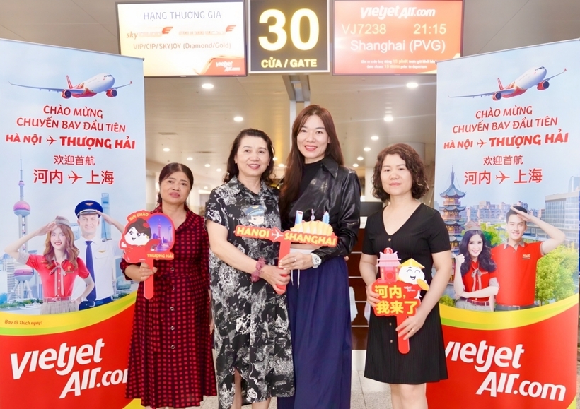 Những hành khách đầu tiên trên chuyến bay khai trương kết nối Hà Nội - Thượng Hải.