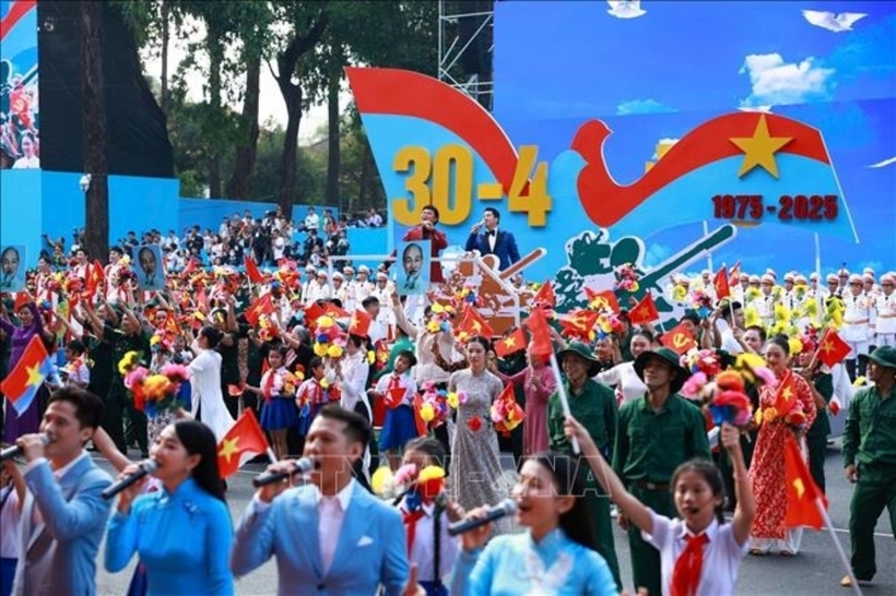 Chương trình nghệ thuật “Rạng rỡ non sông Việt Nam”.