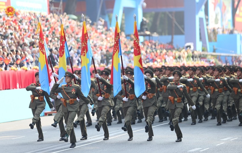 Khối Sĩ quan đại diện cho 5 cánh quân tiến vào Sài Gòn trong Chiến dịch Hồ Chí Minh lịch sử Ảnh: Đại Biểu Nhân Dân