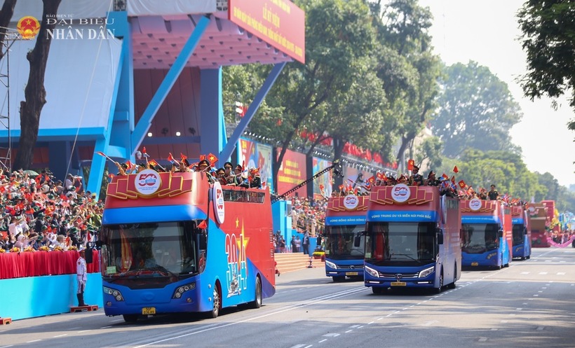 Khối các Anh hùng Lực lượng vũ trang nhân dân, Anh hùng lao động và nhân chứng lịch sử đại diện cho 63 tỉnh, thành. Ảnh: Đại Biểu Nhân Dân