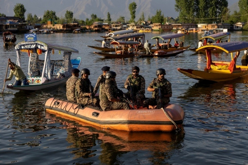 Lực lượng an ninh Ấn Độ tuần tra trên hồ Dal sau vụ tấn công ở Pahalgam. Ảnh: Reuters