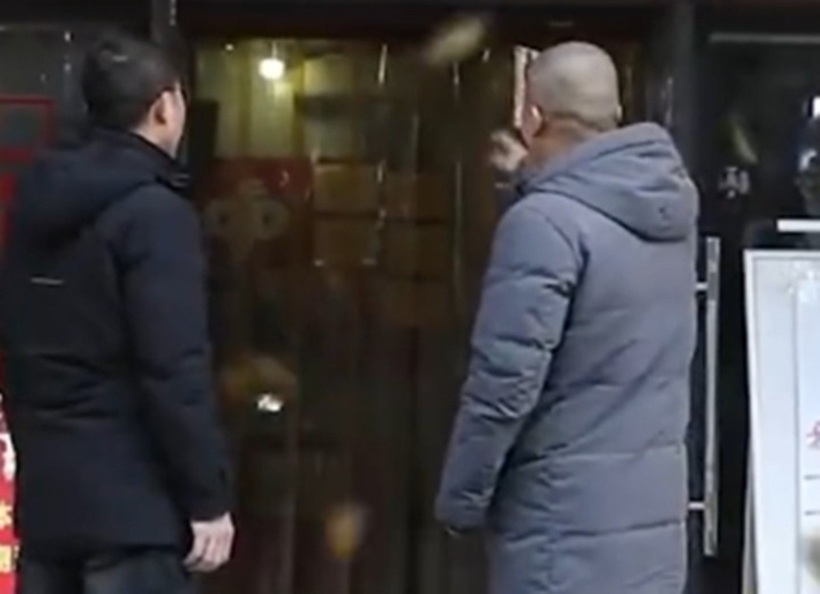 Ông Hồ (áo đen) vô cùng thong dong, bình tĩnh khi trúng xổ số giải độc đắc trị giá hơn 19 tỷ đồng. Ảnh: Sina