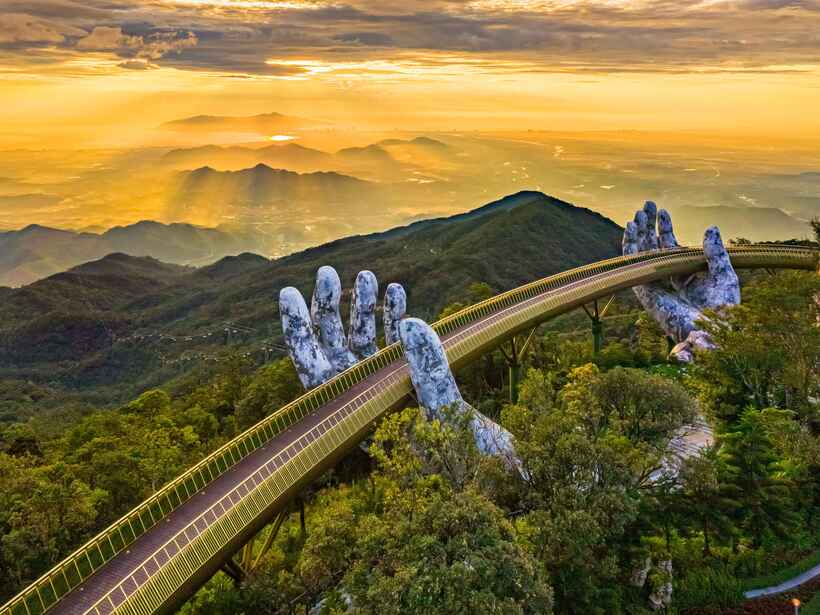 Cầu Vàng - môt trong những biểu tượng du lịch của Việt Nam, tại Sun World Ba Na Hills