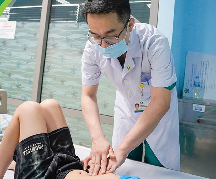 Bệnh nhi được bác sĩ thăm khám. Ảnh: BVCC