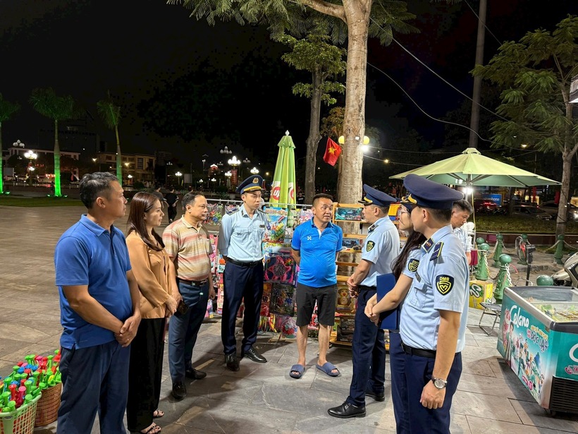 Đội Quản lý thị trường số 3 tuyên truyền, yêu cầu tiểu thương ký cam kết không bán hàng giả, hàng nhái, hàng kém chất lượng. Ảnh: Báo Nghệ An
