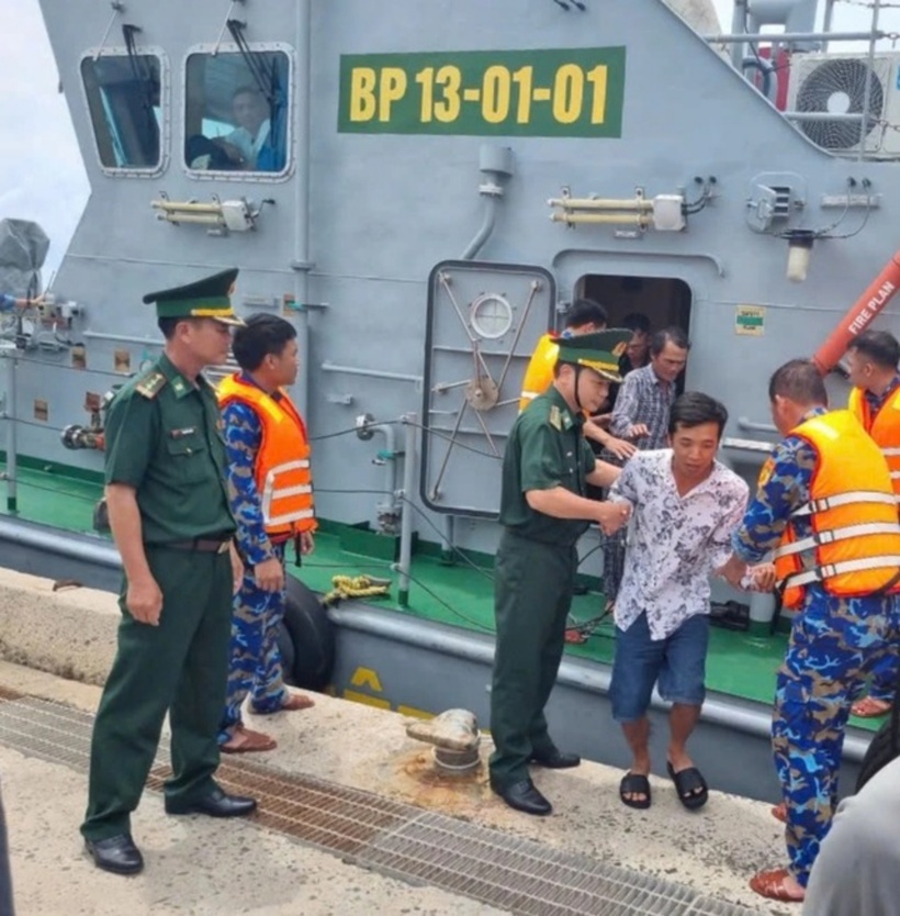 Ngư dân bị nạn được đưa vào bờ. Ảnh: Thanh niên.