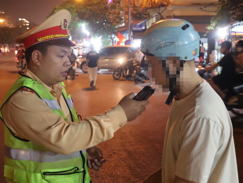 Lực lượng CSGT lực lượng CSGT tiến hành kiểm tra nồng độ cồn đối với người điều khiển phương tiện tham gia giao thông trên đường Trần Nhật Duật trong tối ngày 30/4. Ảnh minh họa.