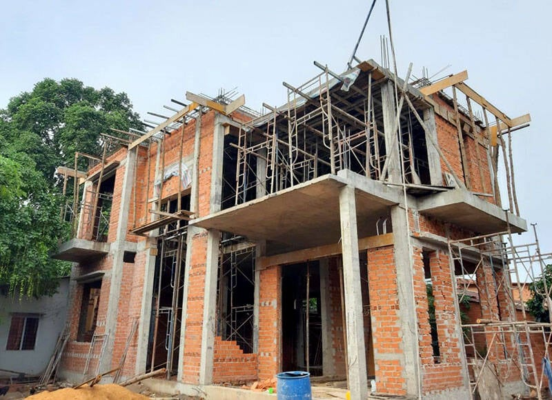 Một cách phổ biến để tính toán chiều ngang là dựa trên diện tích đất có sẵn