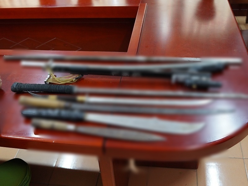 Hình ảnh dao, kiếm mà một số đối tượng mang khi tham gia giao thông. (Ảnh minh họa: Công an tỉnh Hòa Bình)