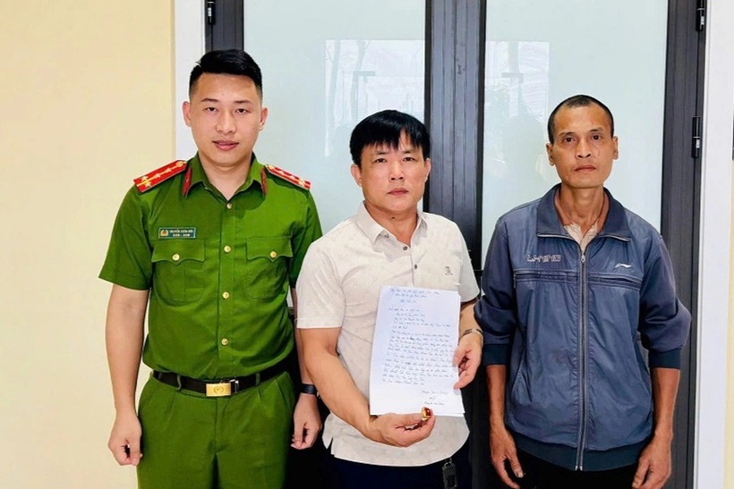 Công an xã Trung Phúc Cường bàn giao chiếc nhẫn vàng cho anh Nguyễn Tiến Dũng trước sự chứng kiến của anh Lê Văn Lợi (ngoài cùng bên phải). Ảnh: Dân Trí