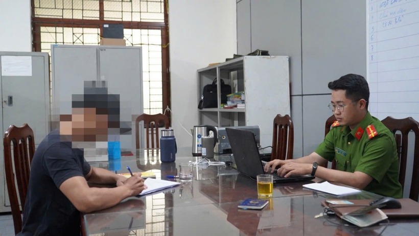 Anh N.C.T. khai báo tại cơ quan công an sau khi bị trục xuất về nước. Ảnh: VOV