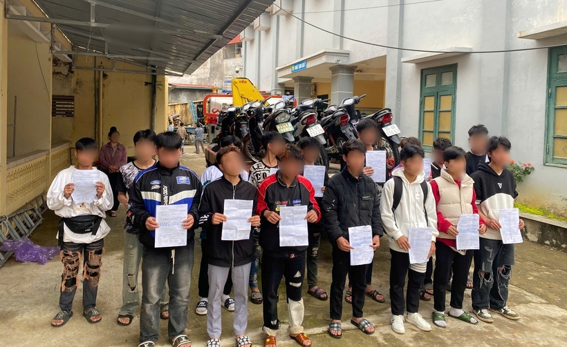 Nhóm thanh niên khai nhận đang chuẩn bị thi xem xe nào độ đẹp hơn. Ảnh: Báo Xây Dựng