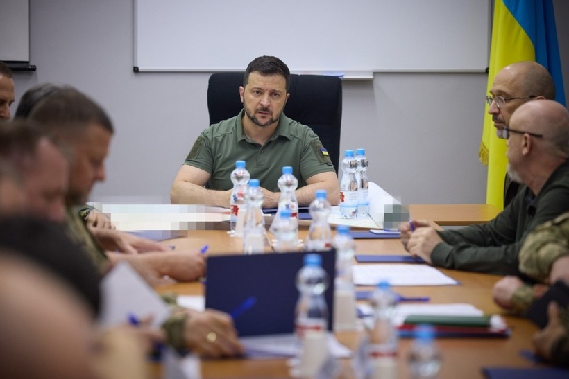 Tổng thống Ukraine Volodymyr Zelensky họp với các quan chức cấp cao. Ảnh: Pravda