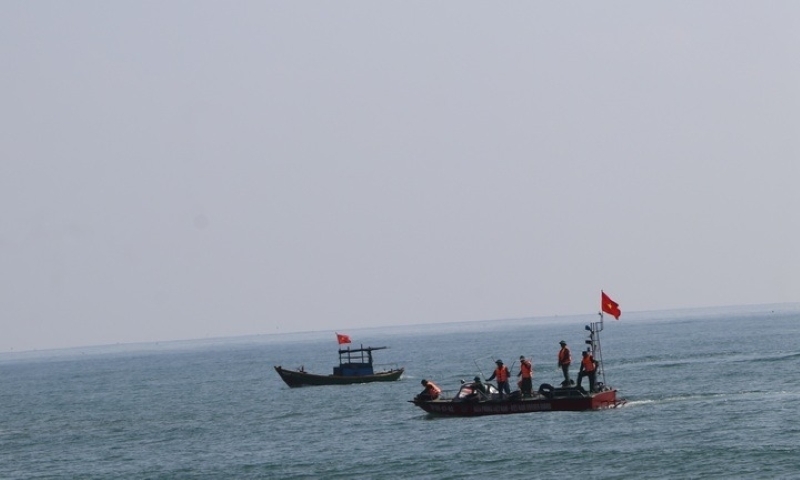 Lực lượng cứu hộ vẫn đang nỗ lực tìm kiếm 3 nạn nhân mất tích khi tắm biển. Ảnh: VTC News