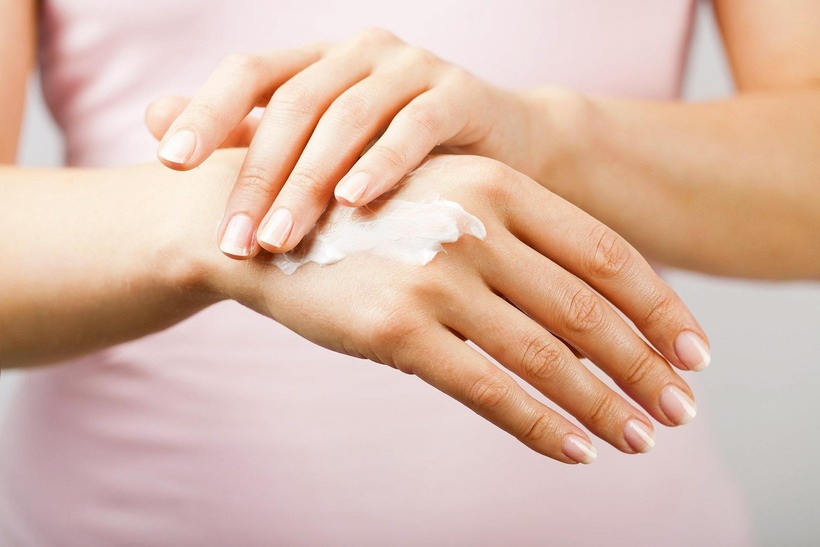 Dùng chung kem làm trắng da, hai chị em nguy kịch vì suy thận. Ảnh minh họa.