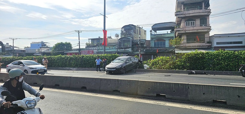 Ô tô 4 chỗ bị húc văng lên dải phân cách trồng cây giữa đường. (Ảnh: Thanh niên)