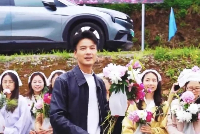 Với ngoại hình sáng, thân thiện, đẹp trai và nụ cười tươi, anh nhanh chóng nhận được sự yêu mến từ đông đảo người dùng mạng. Ảnh: Sohu.