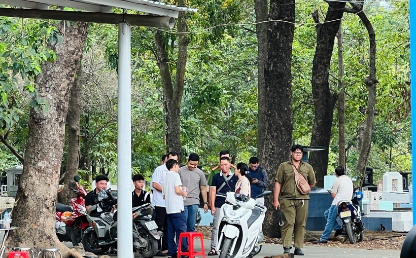 Công an có mặt tại nghĩa trang để điều tra vụ án mạng. (Ảnh: Dân trí)