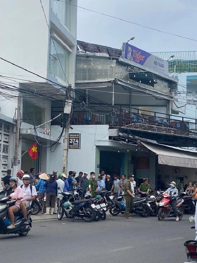 Công an phường Phước Long, TP Nha Trang đang phong tỏa hiện trường điều tra vụ phát hiện 3 thi thể trong căn hộ du lịch ở Nha Trang. Ảnh: Người lao động