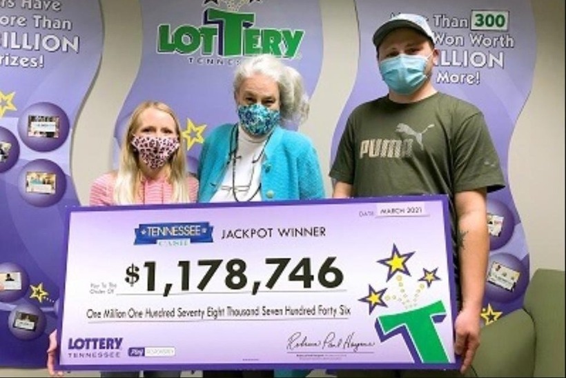 Vợ chồng anh Slatten cùng giải độc đắc trị giá gần 1,2 triệu USD. Ảnh: Tennessee Lottery Corp/ZNews