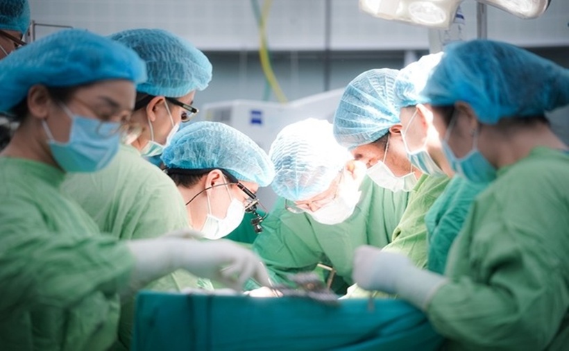 Bác sĩ Bệnh viện Chợ Rẫy thực hiện ca lấy ghép tạng từ người chết não hiến tạng. (Ảnh: Bệnh viện)