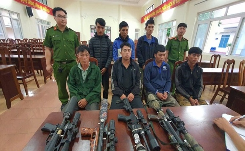 Công an phát hiện 7 đối tượng mang 4 khẩu súng vào rừng săn bắn. (Ảnh: Người lao động)
