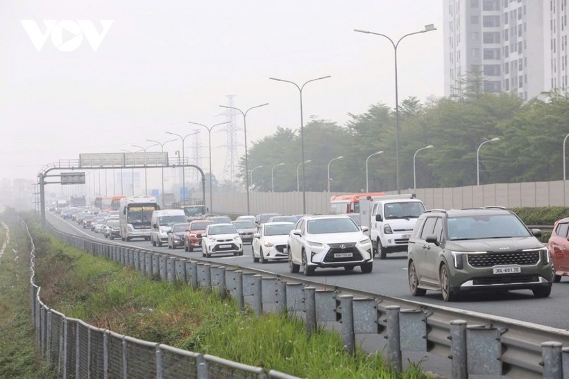 Chiều ngày 4/5 là ngày cuối của kỳ nghỉ lễ 30/4 - 1/5 kéo dài 5 ngày, nhiều người dân đang vội vã trở lại Hà Nội để tiếp tục công việc, học tập.