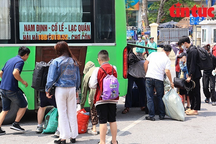 Các bến xe như Mỹ Đình, Giáp Bát, Nước Ngầm… đều trong tình trạng đông đúc, nhộn nhịp từ sáng sớm.