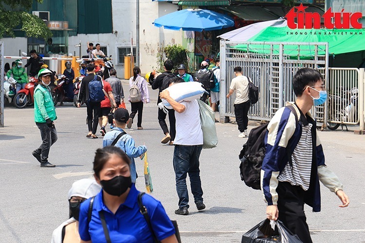 Ai cũng lỉnh kỉnh đồ đạc