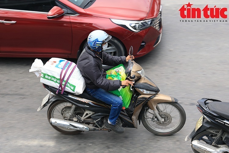 Dù mệt mỏi sau hành trình dài, ai nấy cũng hối hả trở về để kịp ngày đi làm, đi học đầu tuần.