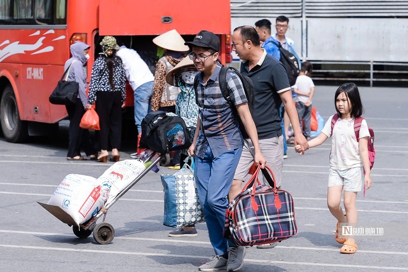 Người dân lỉnh kỉnh đồ đạc, ùn ùn trở lại Hà Nội