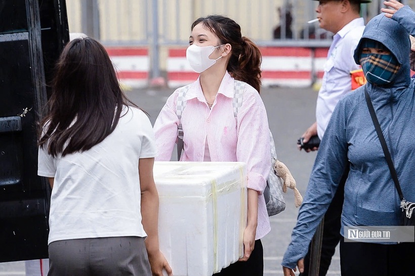 Ngày nghỉ lễ cuối cùng: Người dân lỉnh kỉnh đồ đạc, ùn ùn trở lại Hà Nội - 10