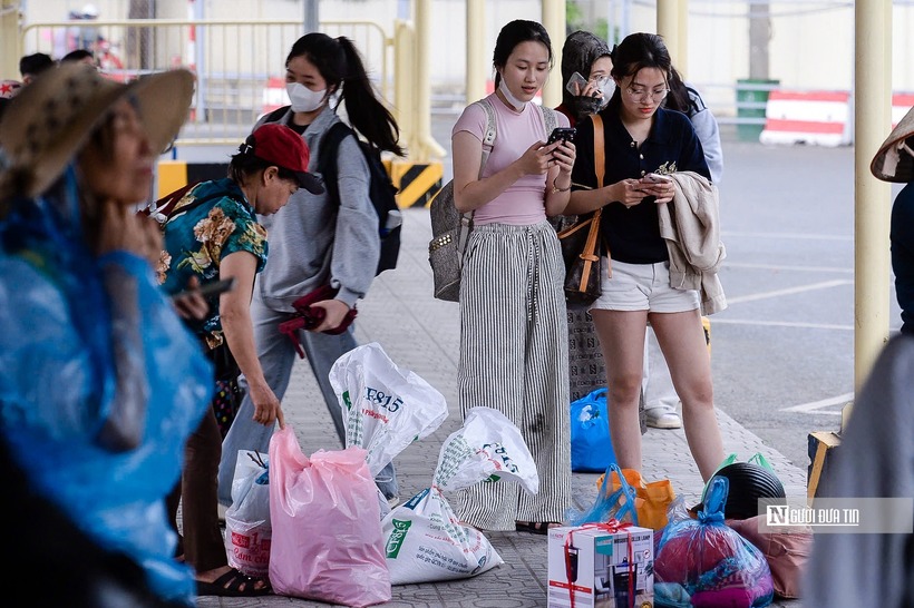 Ai nấy cũng mang theo lỉnh kỉnh đồ đạc như rau, gạo...