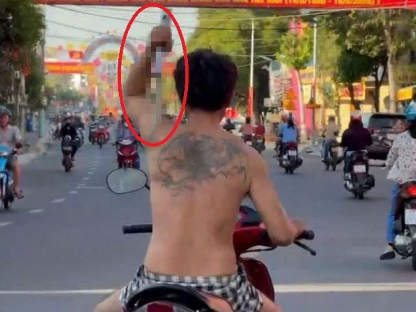 Người đàn ông múa rựa trên đường ở Bình Dương. Ảnh: Tiền Phong