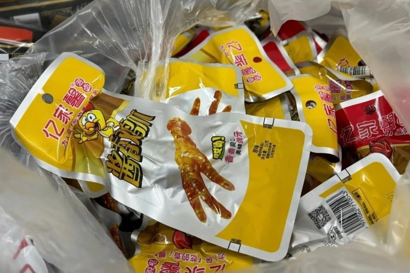 Các loại đồ ăn có giá bán khá rẻ, hầu hết dưới 10.000 đồng/sản phẩm, được đóng trong các túi nilon có màu sắc bắt mắt. (Ảnh: Dân trí)