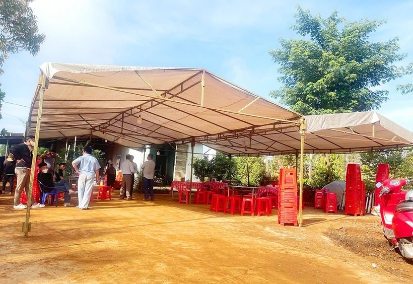 Người nhà tổ chức tang lễ tại thôn 5, xã Ia Băng, huyện Đăk Đoa. (Ảnh: PLO)