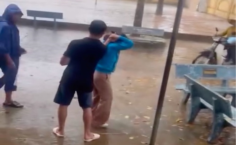 Thúy túm tóc, đánh vào mặt và ép cô N. đứng dưới trời mưa ở sân trường. (Ảnh: Tiền phong)
